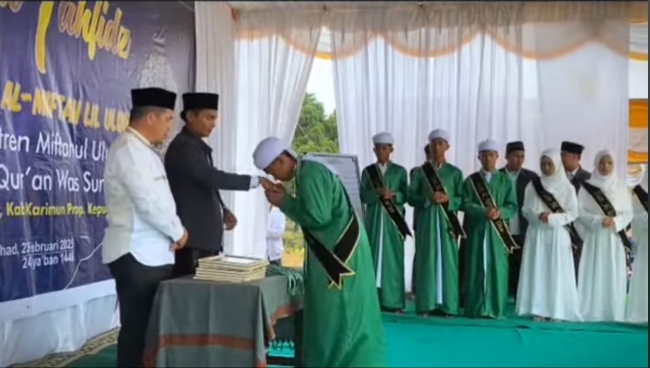 Haflatul Ikhtibar, Wisuda Tahfidz & Kitab Kuning (Metode Al Miftah Lil Ulum, Cara Cepat Baca Kitab Kuning) dalam rangka Milad ke-4 Ponpes. Miftahul Ulum DARTAS Kundur.
